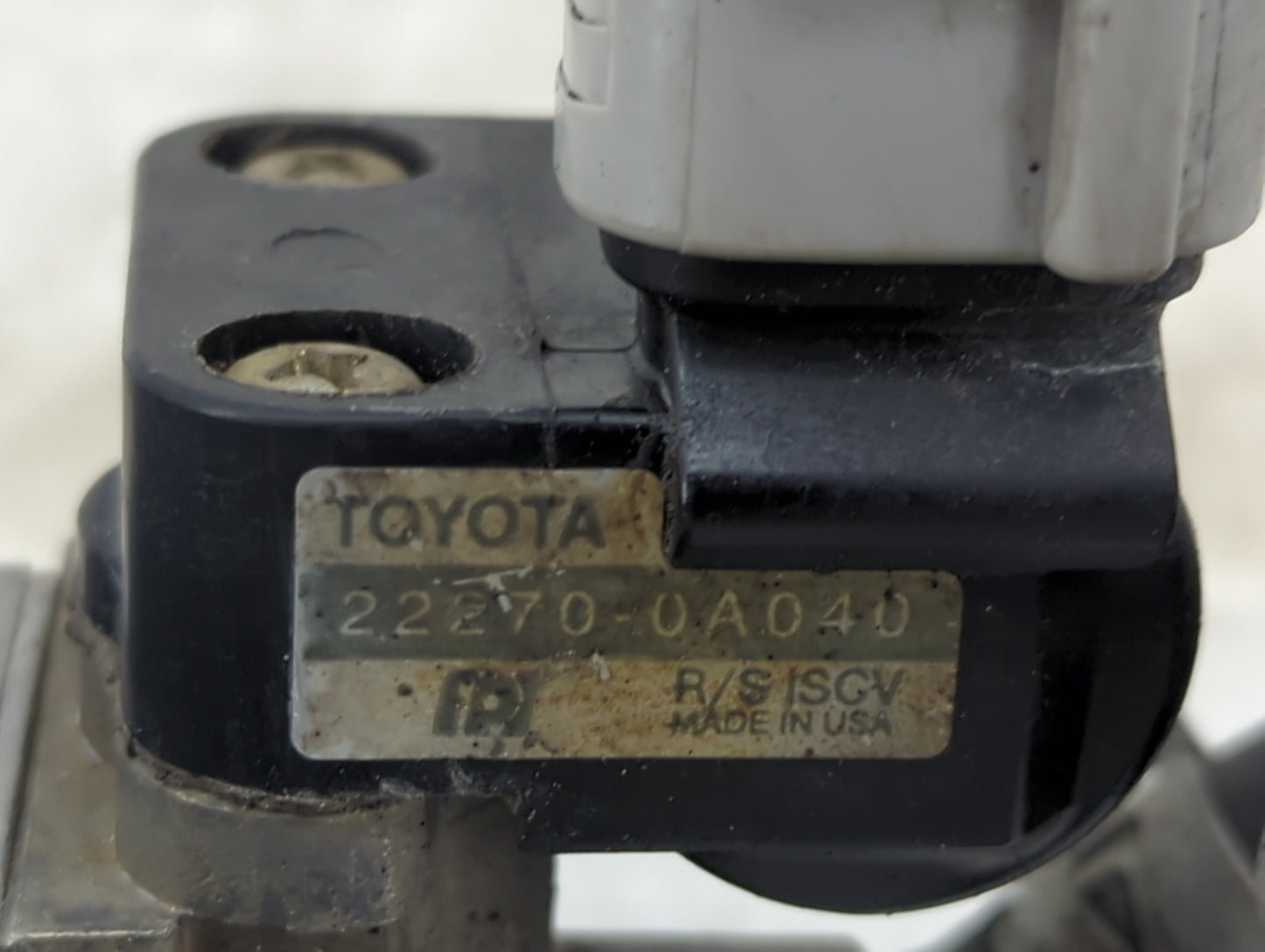 1998-2000 Toyota Sienna Throttle Body P/N:22270-0A040 Fits Fits 1998 1999 2000 OEM Used Auto Parts - Oemusedautoparts1.com