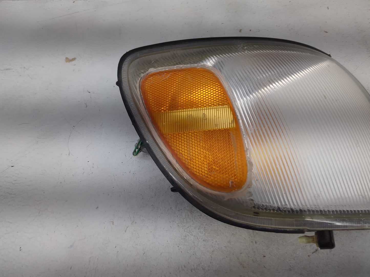 2000 Toyota Sienna Passenger Right Oem Front Light Lamp Black - Oemusedautoparts1.com