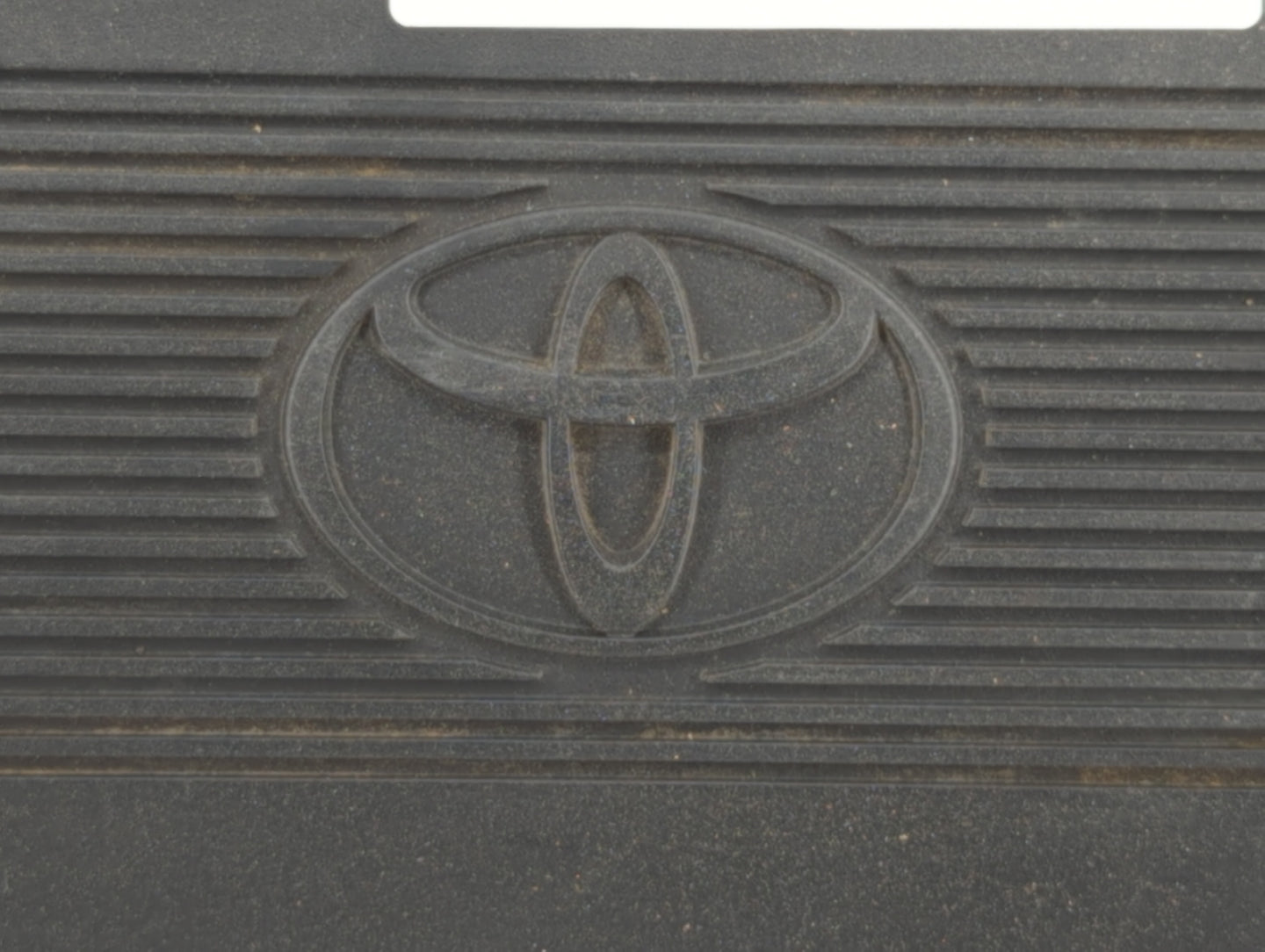 2000 Toyota Sienna Engine Cover - Oemusedautoparts1.com