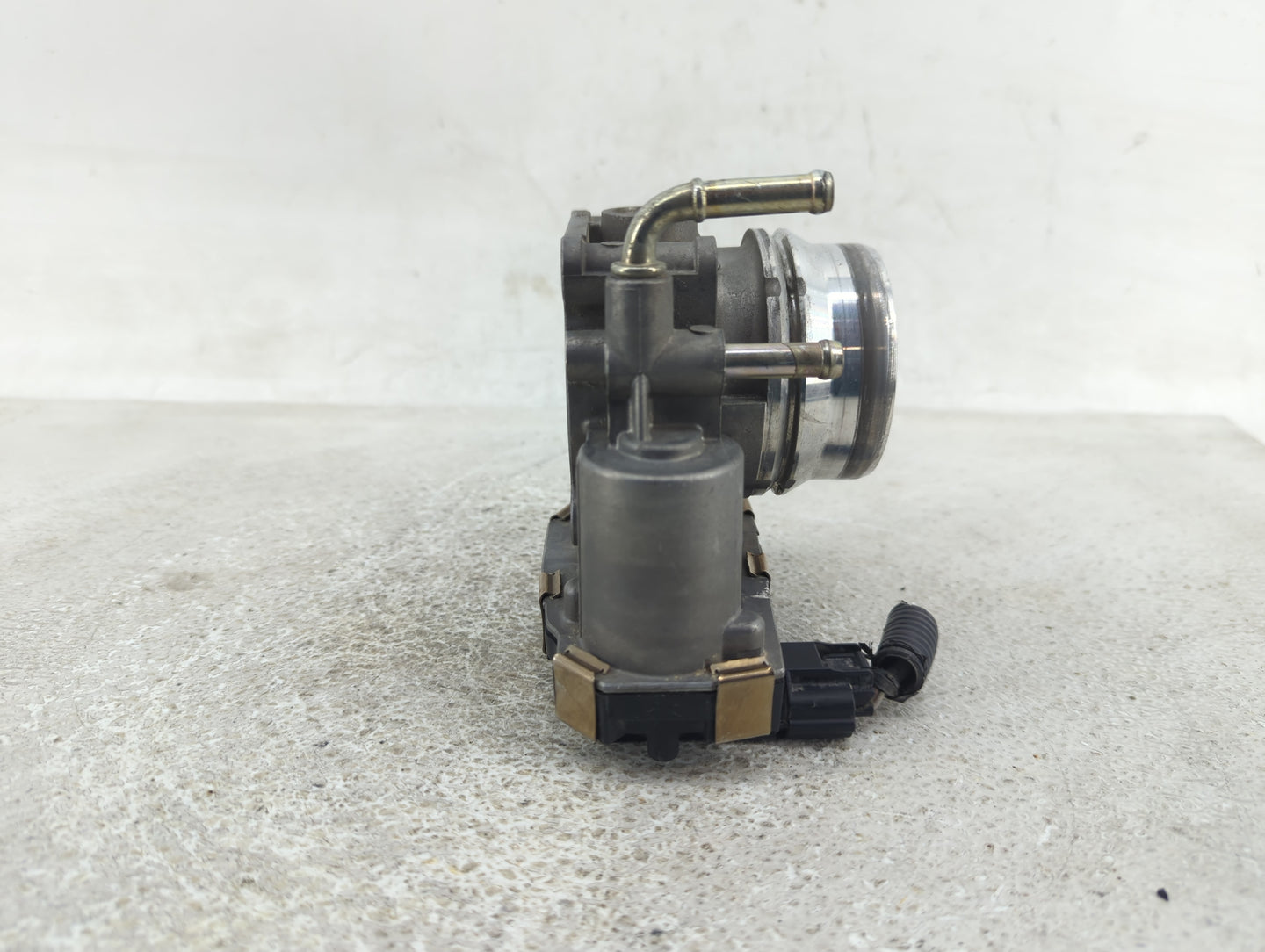 2000-2005 Volkswagen Passat Throttle Body Fits Fits 2000 2001 2002 2003 2004 2005 2006 OEM Used Auto Parts - Oemusedautopart