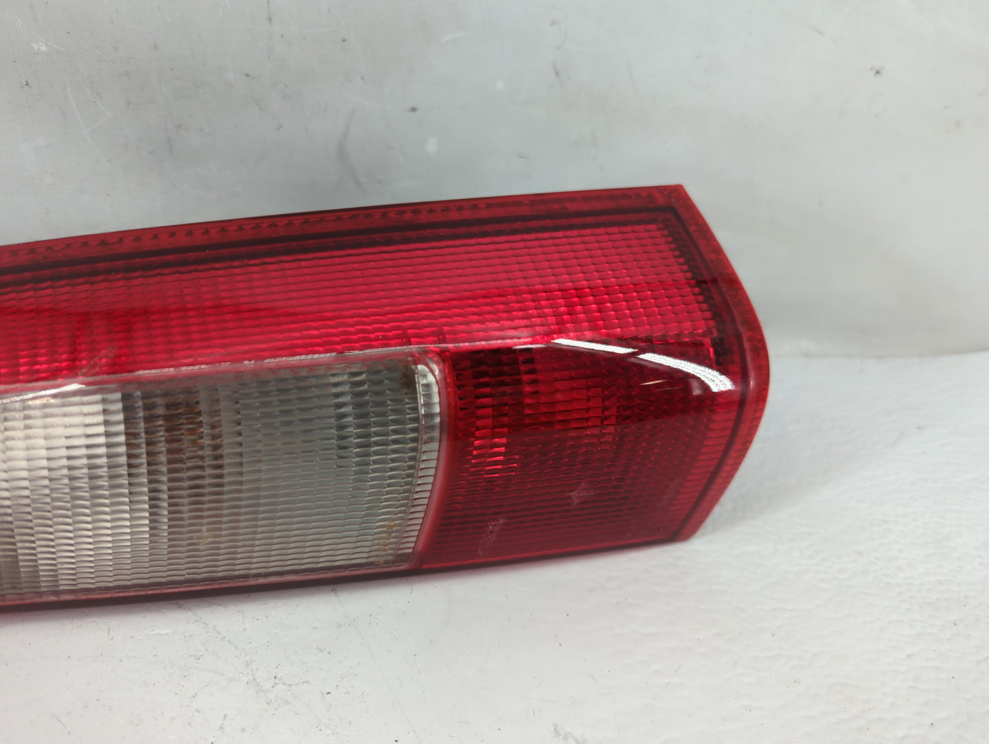 2000 Volvo V70 Tail Light Assembly Passenger Right OEM P/N:9157802 Fits OEM Used Auto Parts - Oemusedautoparts1.com