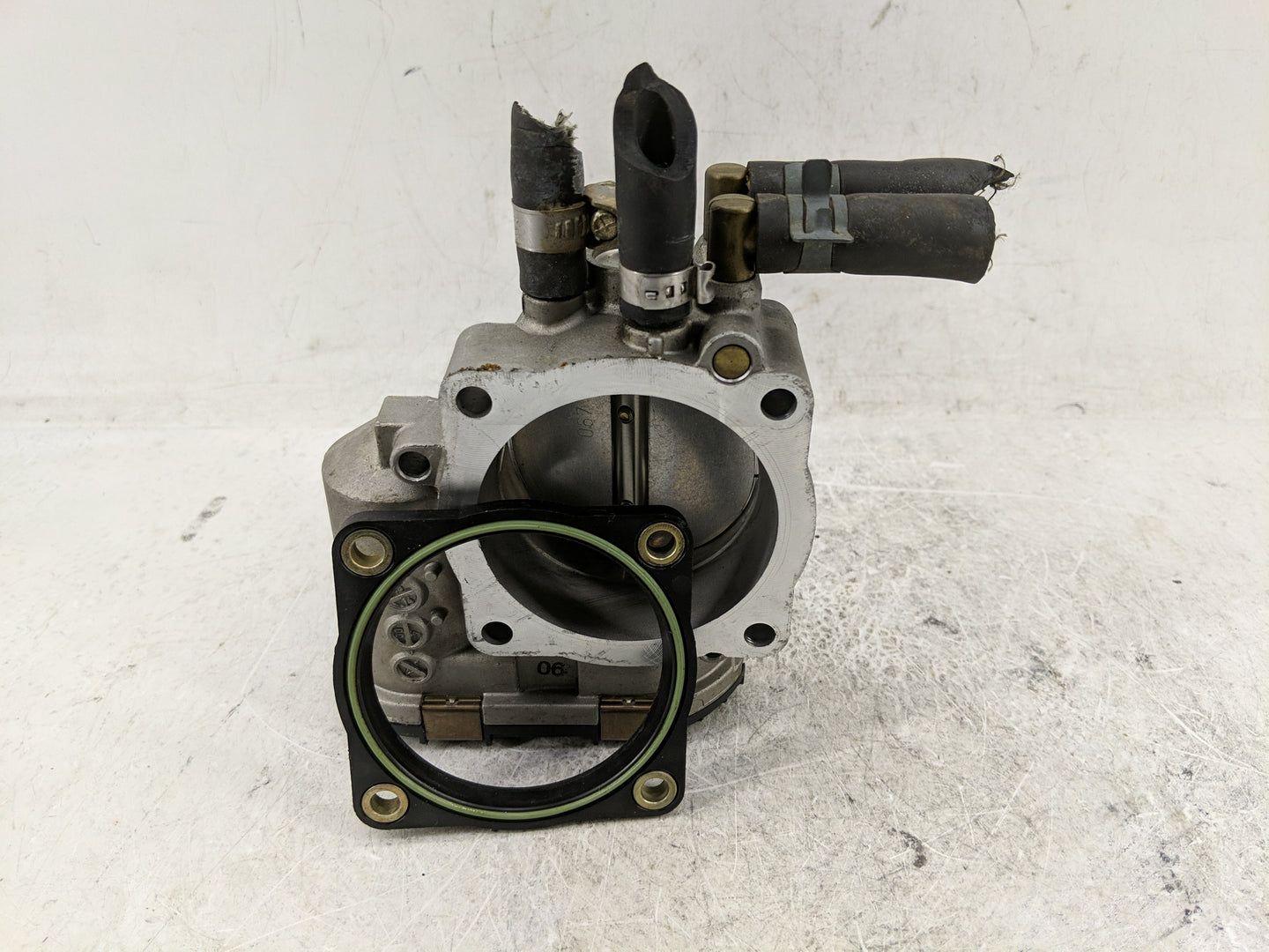 2000-2001 Audi A4 Throttle Body P/N:078 133 062 B Fits Fits 2000 2001 OEM Used Auto Parts - Oemusedautoparts1.com