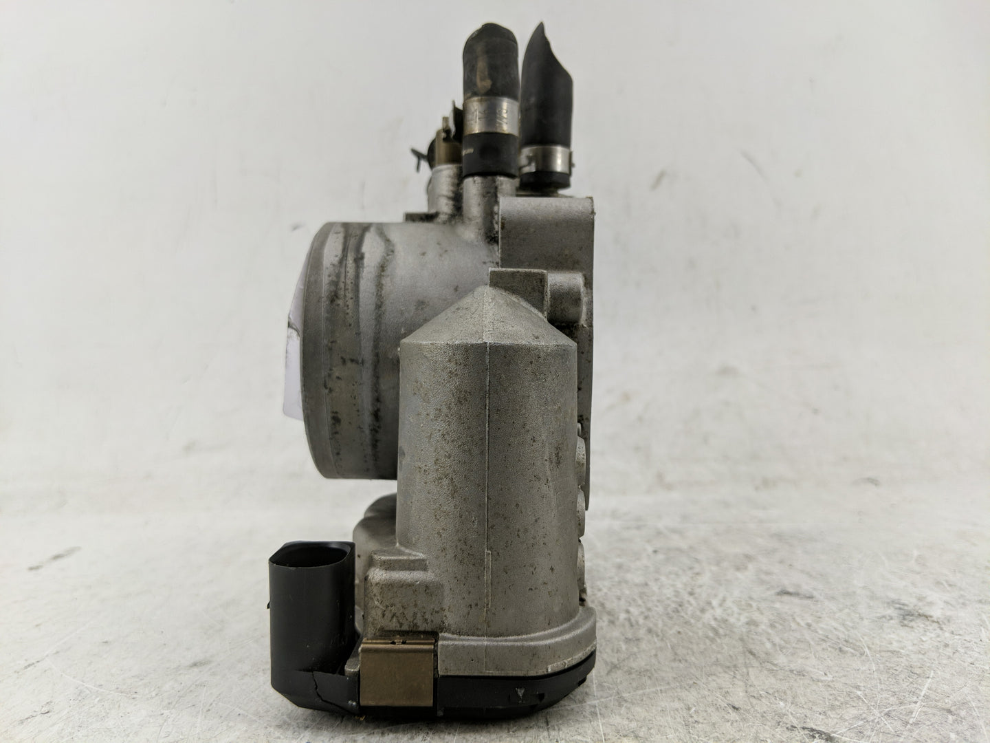 2000-2001 Audi A4 Throttle Body P/N:078 133 062 B Fits Fits 2000 2001 OEM Used Auto Parts - Oemusedautoparts1.com