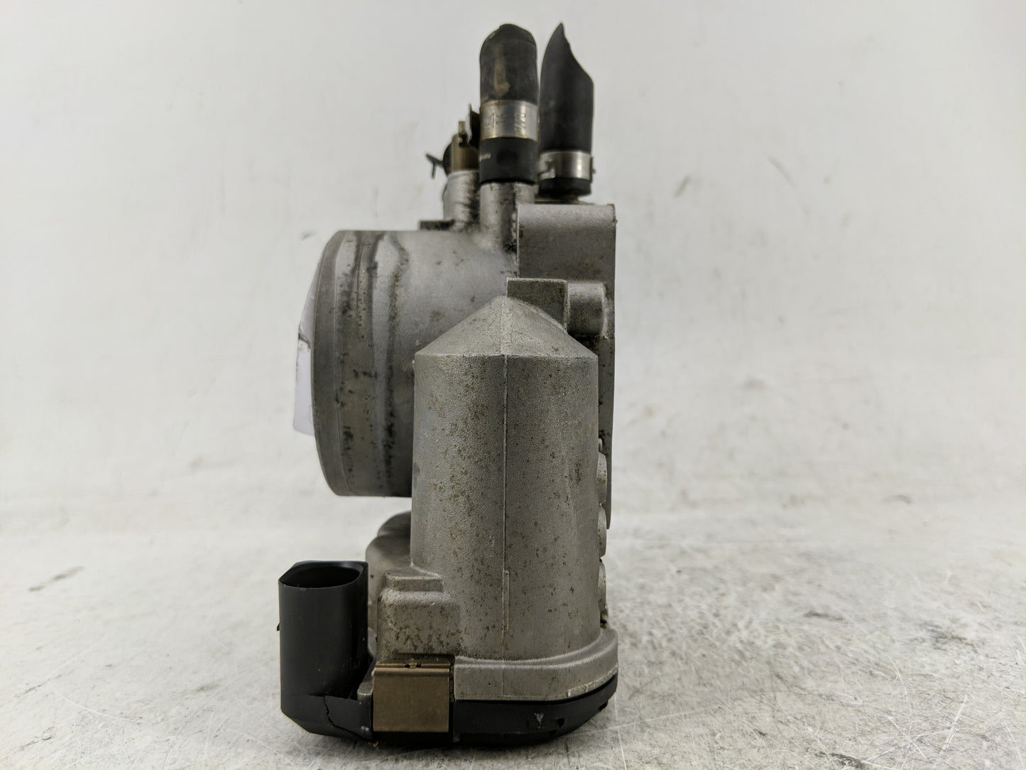 2000-2001 Audi A4 Throttle Body P/N:078 133 062 B Fits Fits 2000 2001 OEM Used Auto Parts - Oemusedautoparts1.com