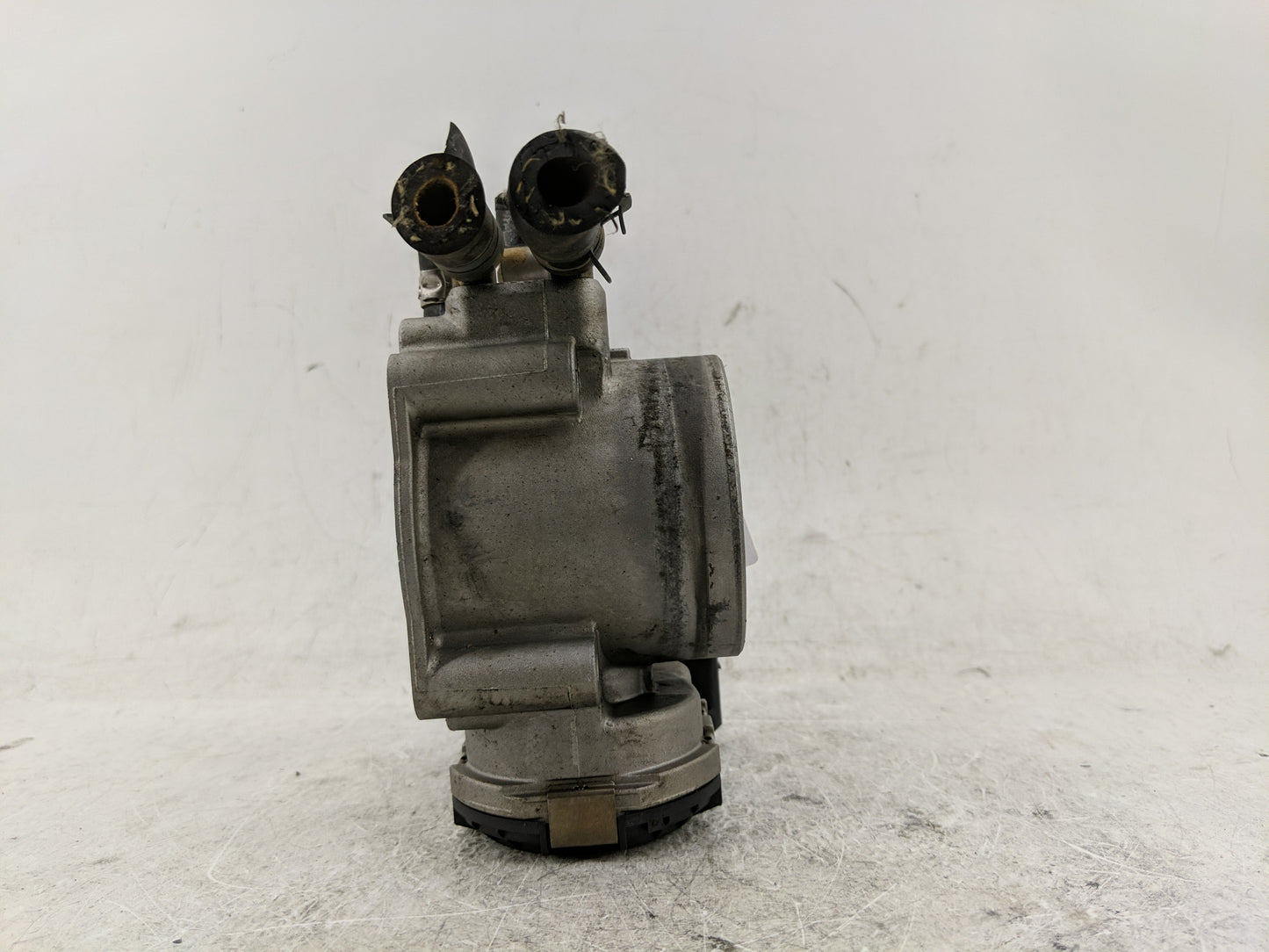 2000-2001 Audi A4 Throttle Body P/N:078 133 062 B Fits Fits 2000 2001 OEM Used Auto Parts - Oemusedautoparts1.com