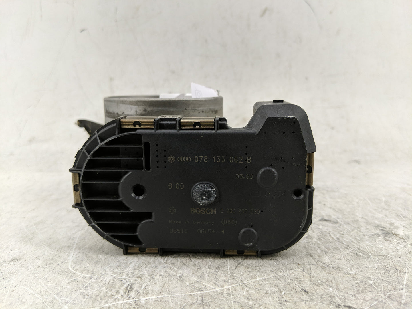 2000-2001 Audi A4 Throttle Body P/N:078 133 062 B Fits Fits 2000 2001 OEM Used Auto Parts - Oemusedautoparts1.com