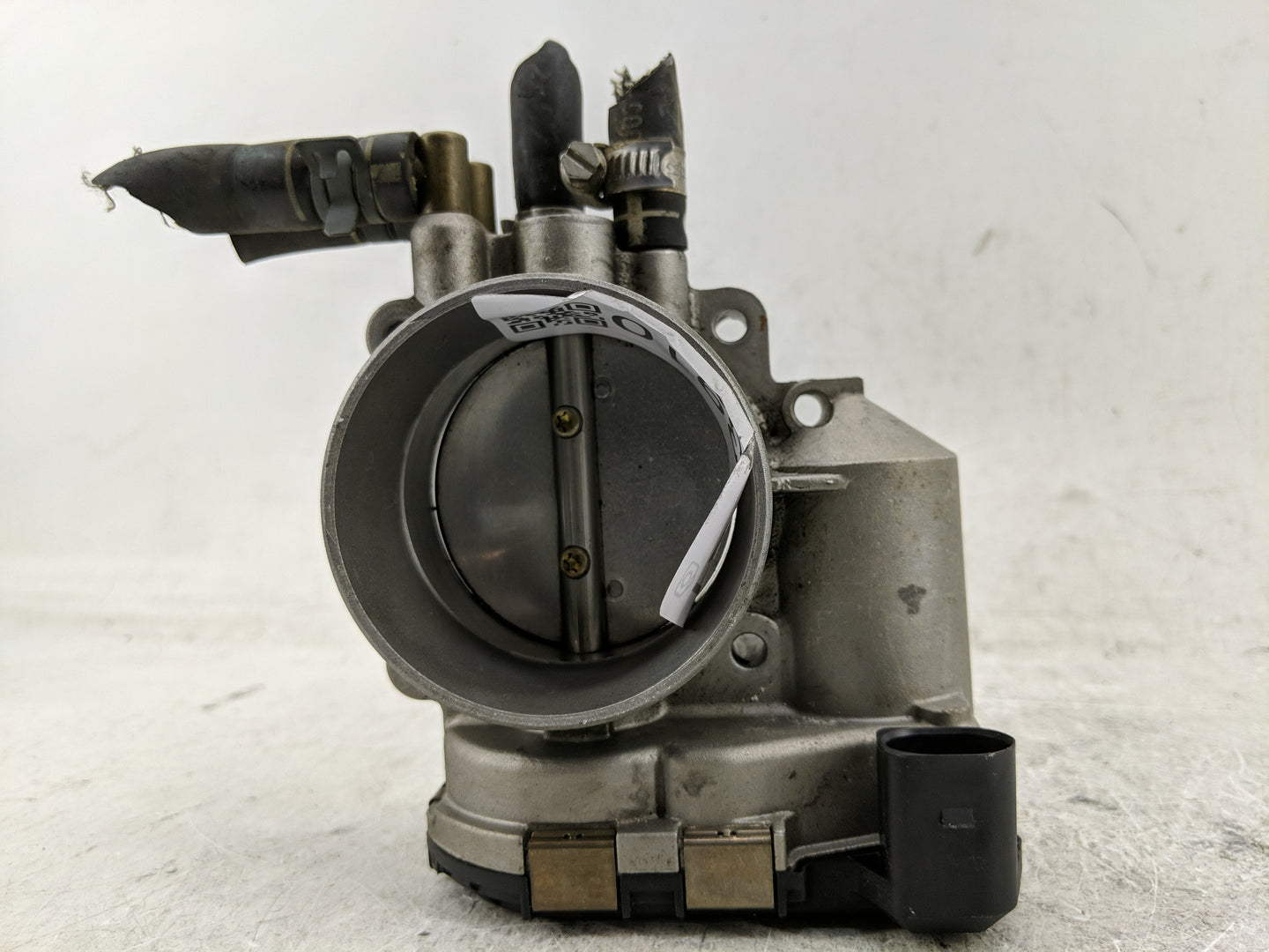 2000-2001 Audi A4 Throttle Body P/N:078 133 062 B Fits Fits 2000 2001 OEM Used Auto Parts - Oemusedautoparts1.com