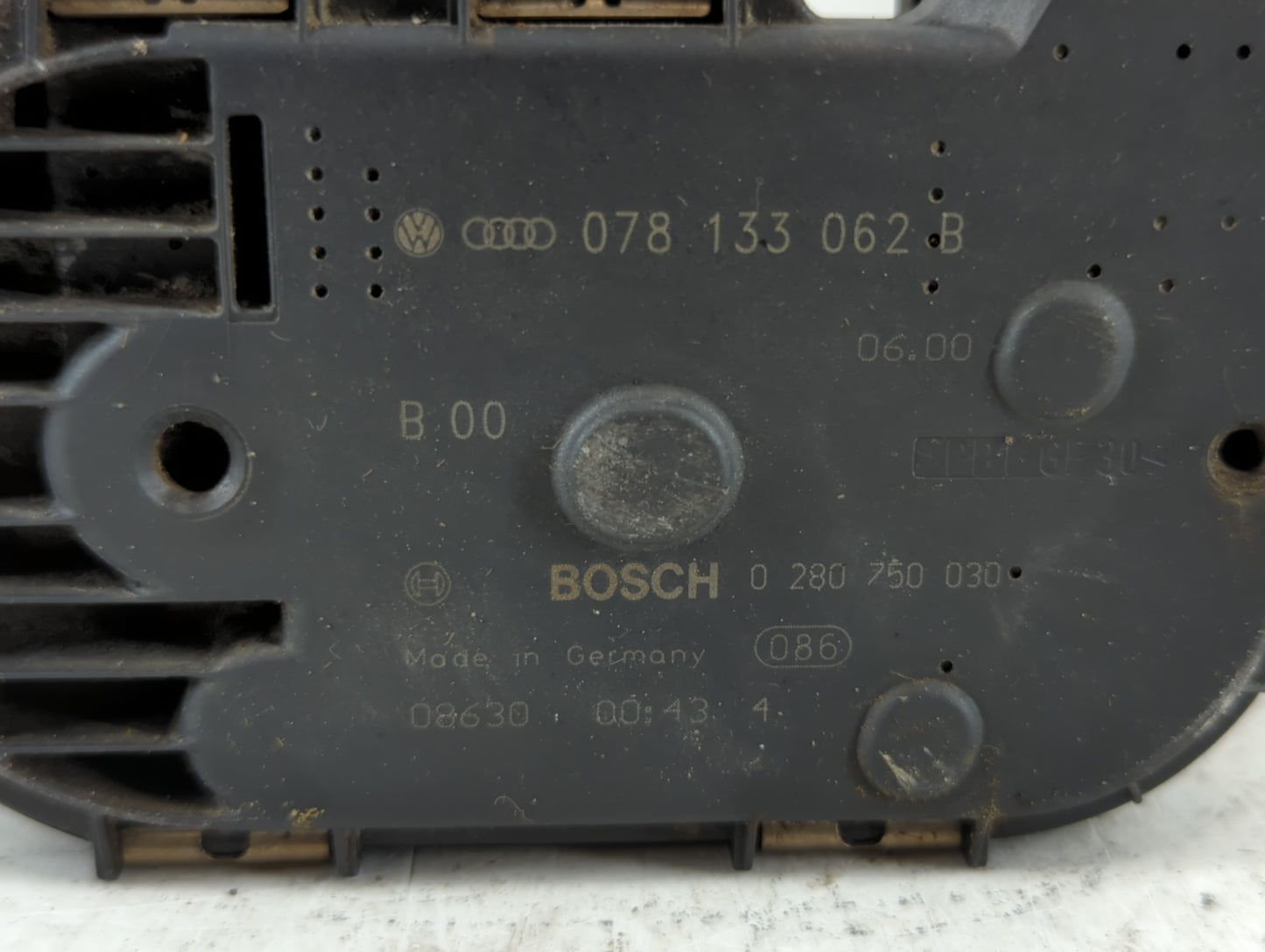 2001 Audi A6 Audia6 Throttle Body P/N:078 133 062 B Fits Fits 2000 2002 2003 2004 2005 2006 OEM Used Auto Parts - Oemusedaut