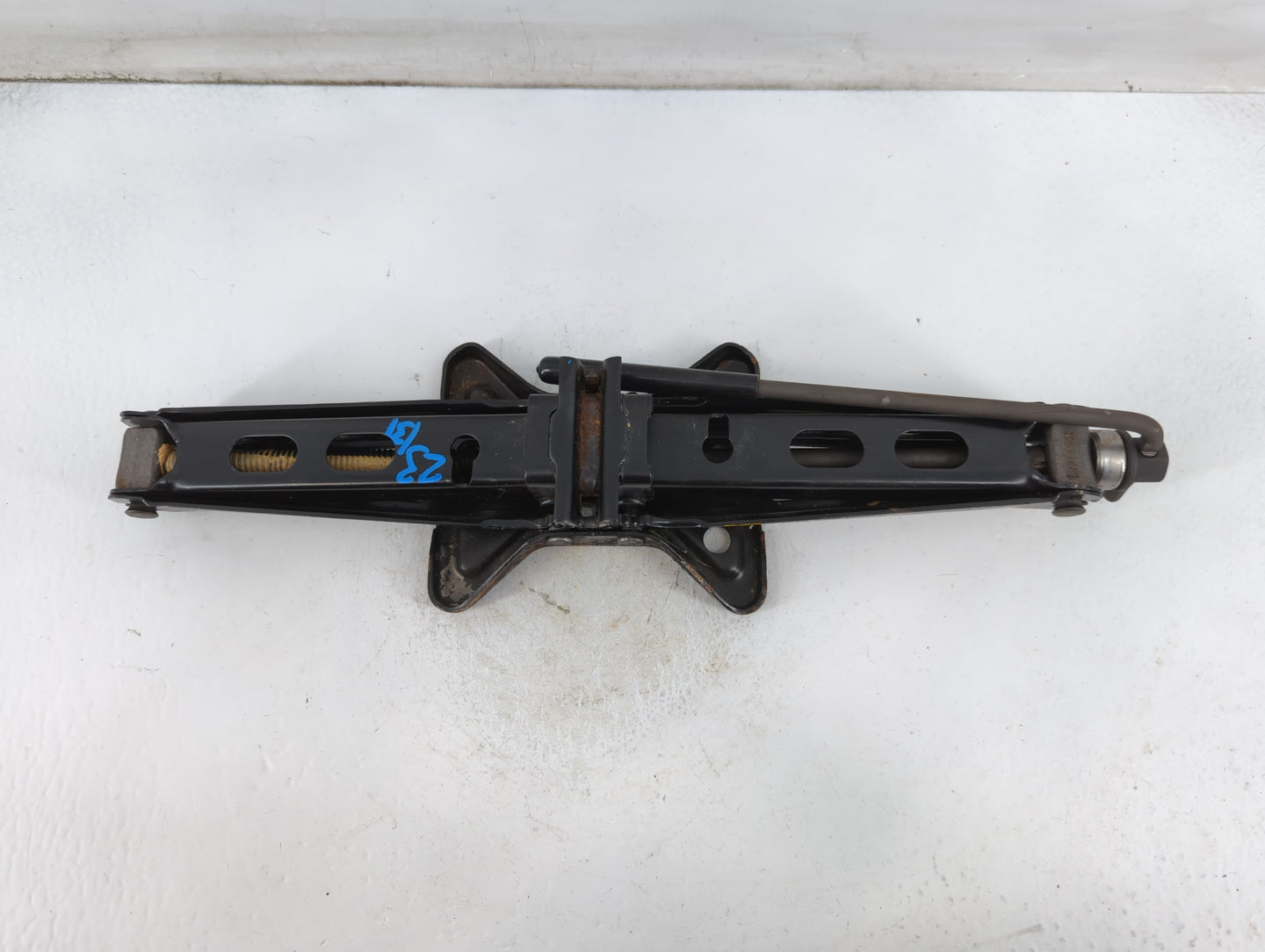 2001 Buick Century Spare Scissor Car Jack 886703 - Oemusedautoparts1.com