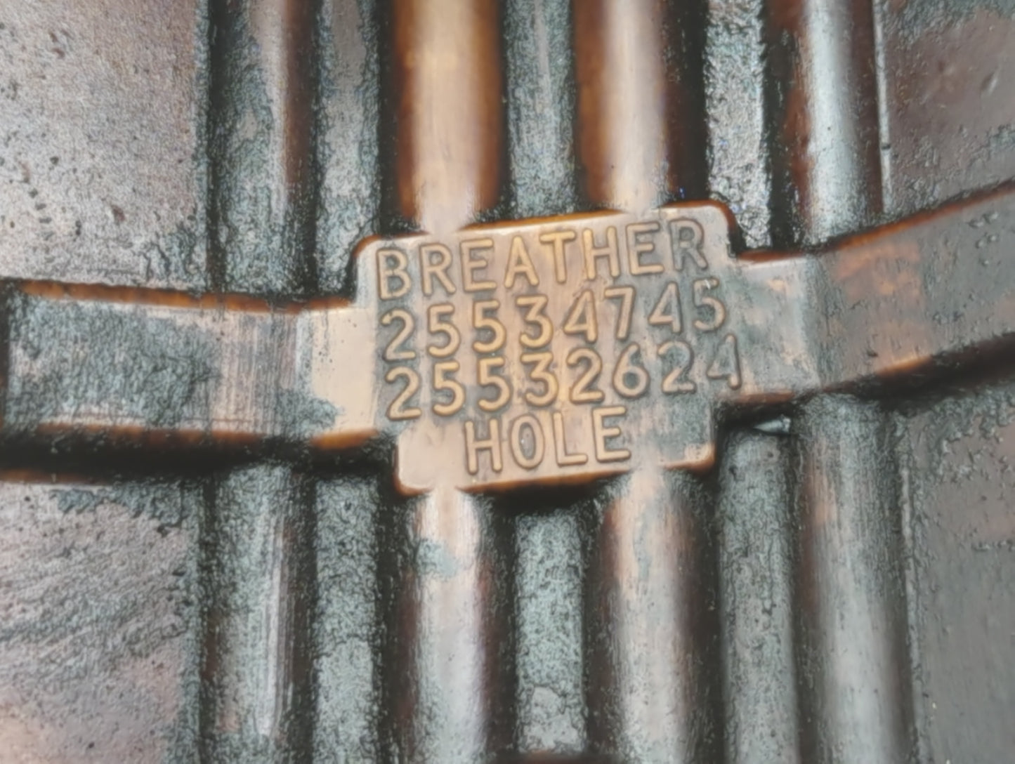 2001 Buick Lesabre Driver Left Cylinder Head Valve Cover P/N:25532624 25534745 Fits OEM Used Auto Parts - Oemusedautoparts1.