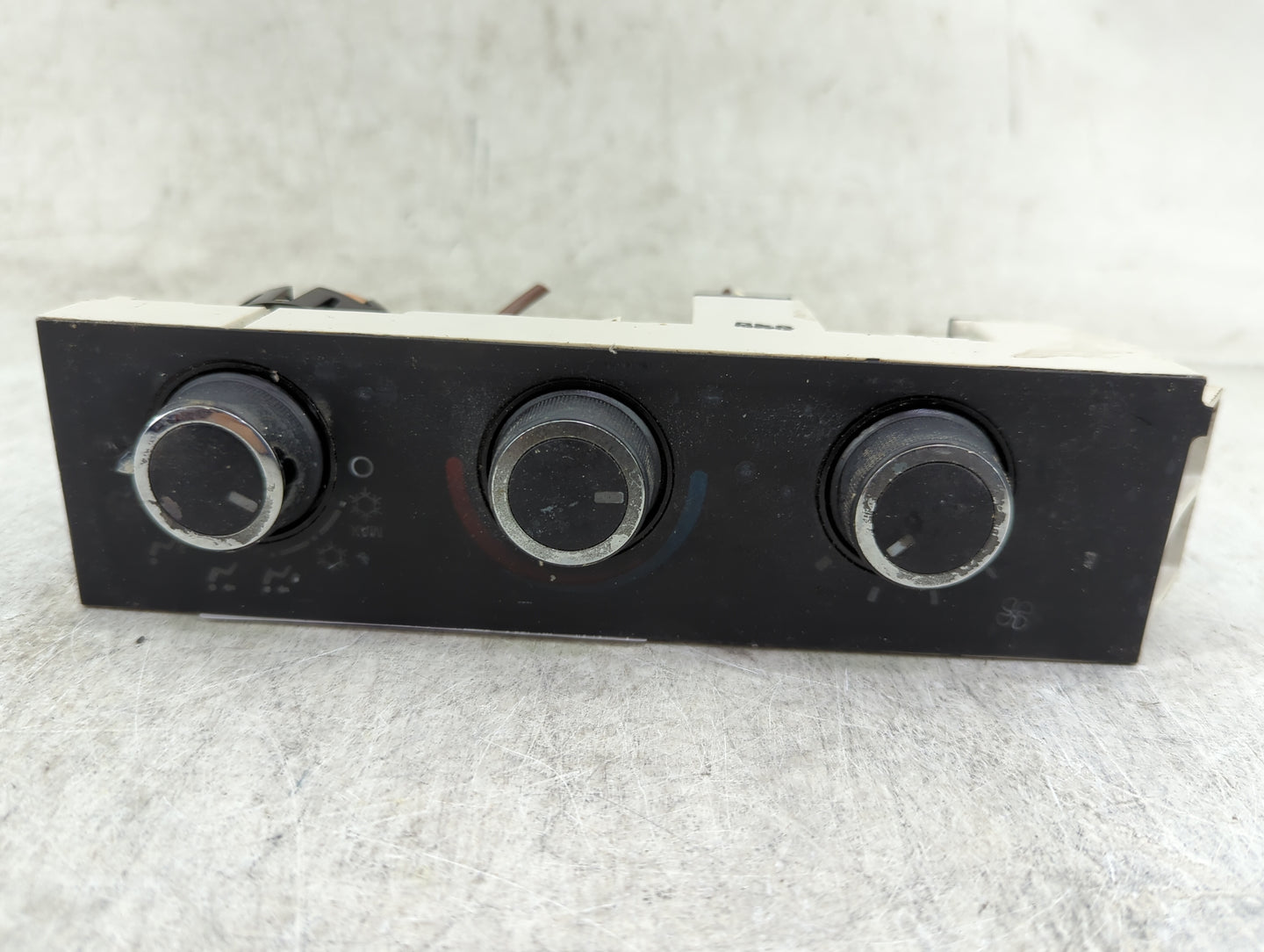 2001 Chevrolet Astro Climate Control Module Temperature AC/Heater Replacement P/N:84555663 16202950 Fits OEM Used Auto Parts