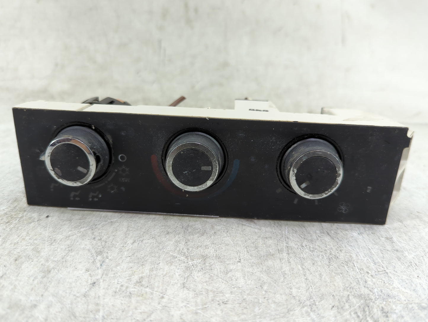 2001 Chevrolet Astro Climate Control Module Temperature AC/Heater Replacement P/N:84555663 16202950 Fits OEM Used Auto Parts