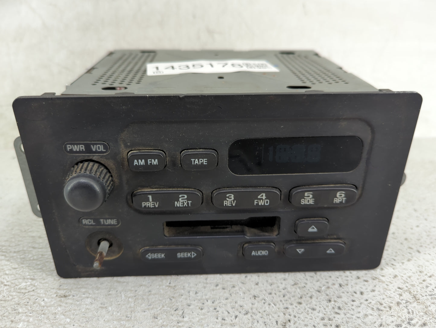 2001-2002 Chevrolet Express 3500 Radio AM FM Cd Player Receiver Replacement P/N:15074531 B9DLZSM210800010 Fits OEM Used Auto