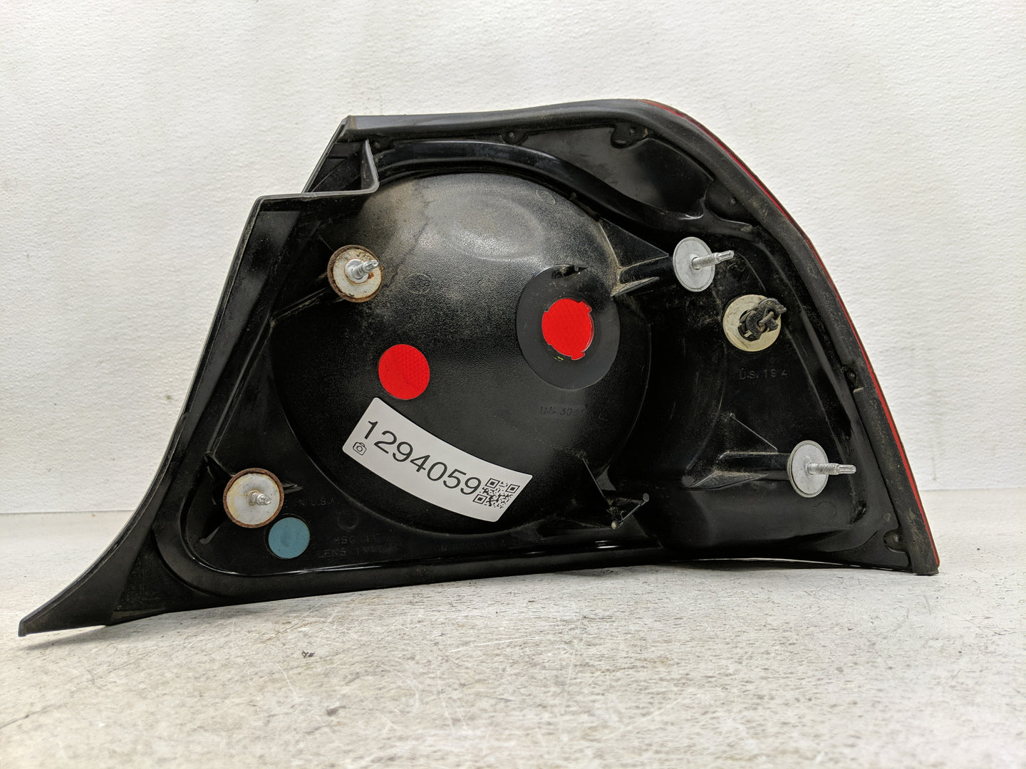 2000-2004 Chevrolet Impala Tail Light Assembly Driver Left OEM P/N:16525261 Fits Fits 2000 2001 2002 2003 2004 OEM Used Auto