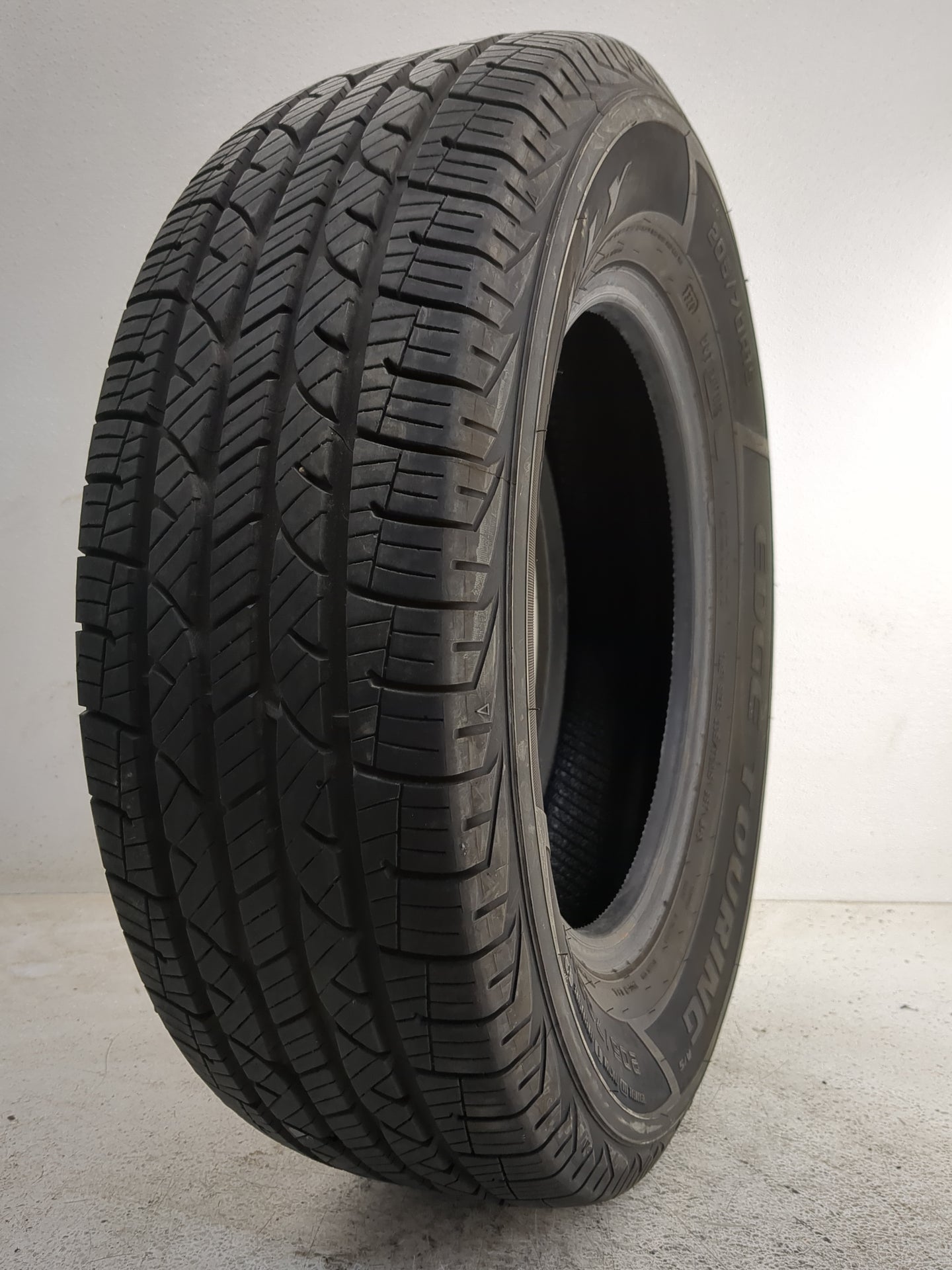 Used Tire 205/70R15 KELLY EDGE TOURING 96T - Tread Depth 9/32 - Oemusedautoparts1.com