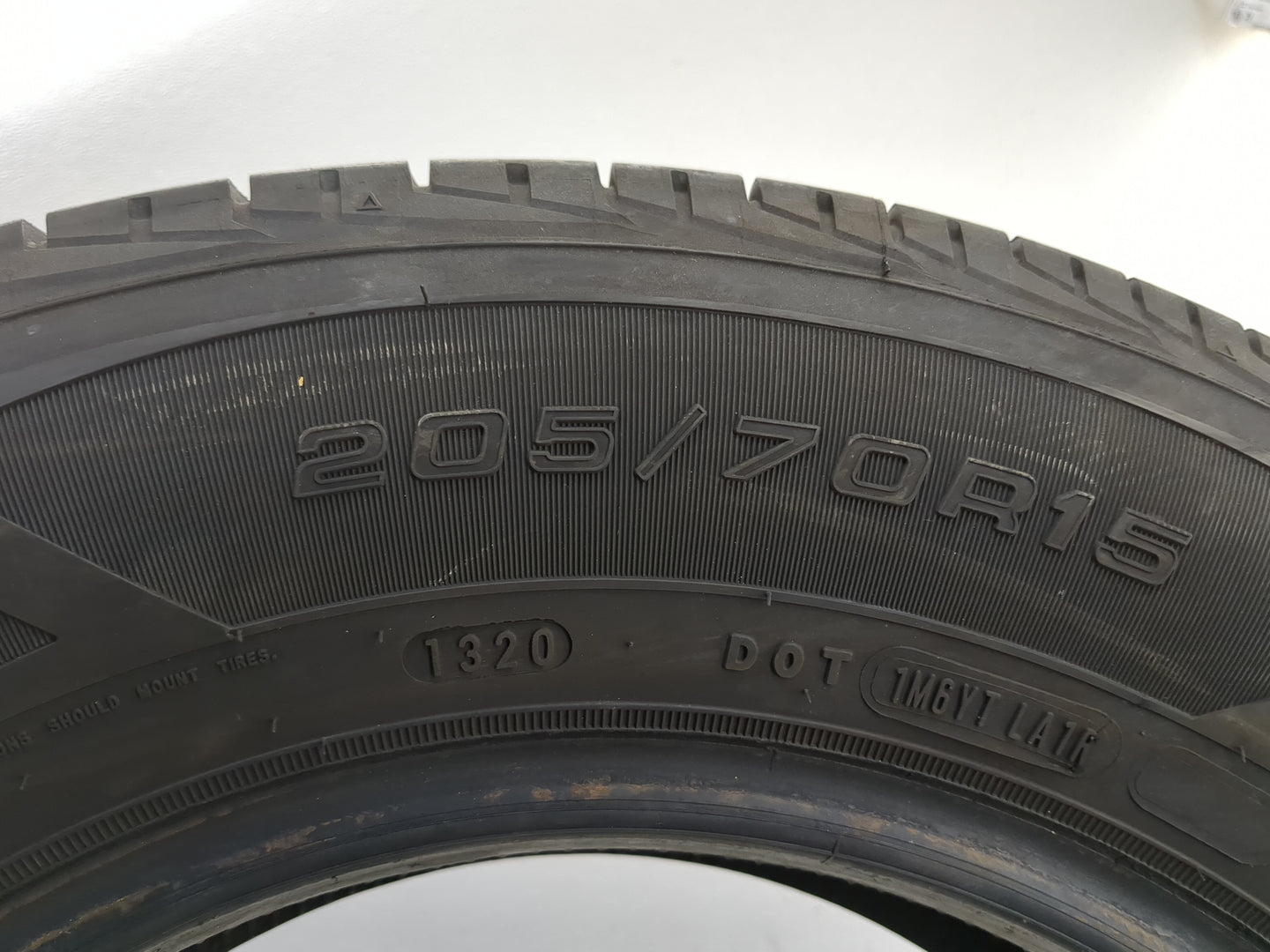 Used Tire 205/70R15 KELLY EDGE TOURING 96T - Tread Depth 9/32 - Oemusedautoparts1.com