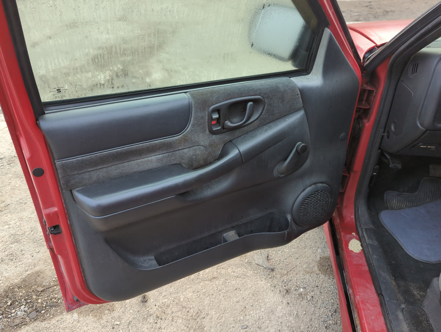 2001 Chevrolet S10 Front Left Driver Interior Door Panel Trim - Oemusedautoparts1.com