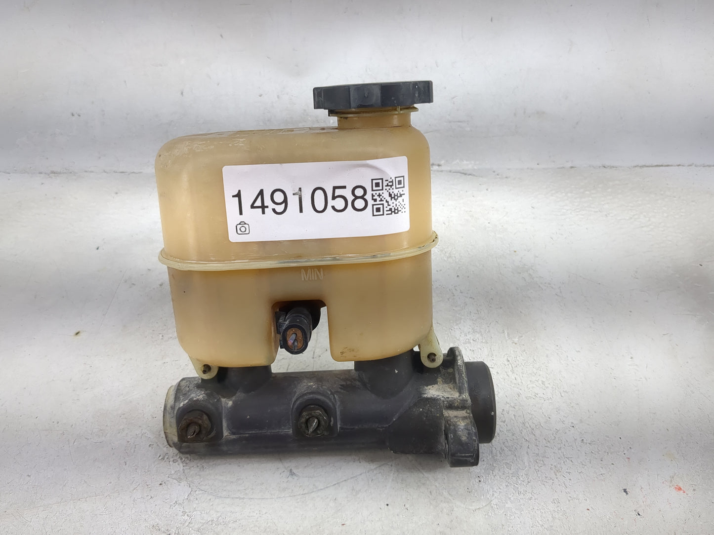 1999-2002 Chevrolet Silverado 1500 Brake Master Cylinder 1491058 - Oemusedautoparts1.com