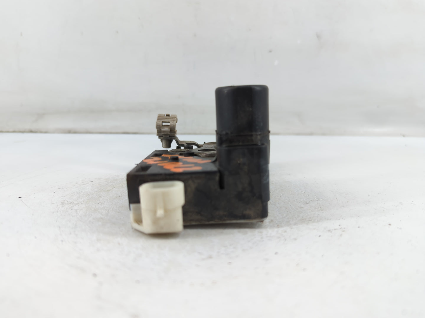 2001 Chevrolet Silverado 1500 Front Driver Left Lock Actuator - Oemusedautoparts1.com