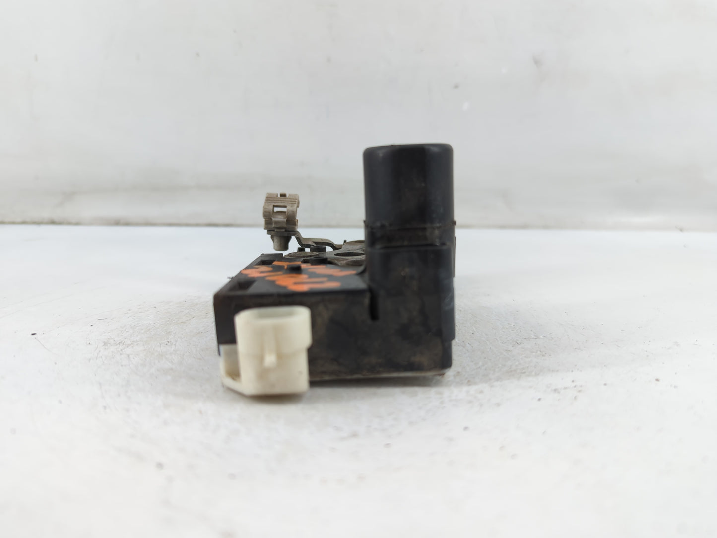 2001 Chevrolet Silverado 1500 Front Driver Left Lock Actuator - Oemusedautoparts1.com