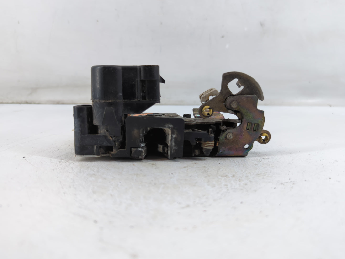 2001 Chevrolet Silverado 1500 Front Driver Left Lock Actuator - Oemusedautoparts1.com