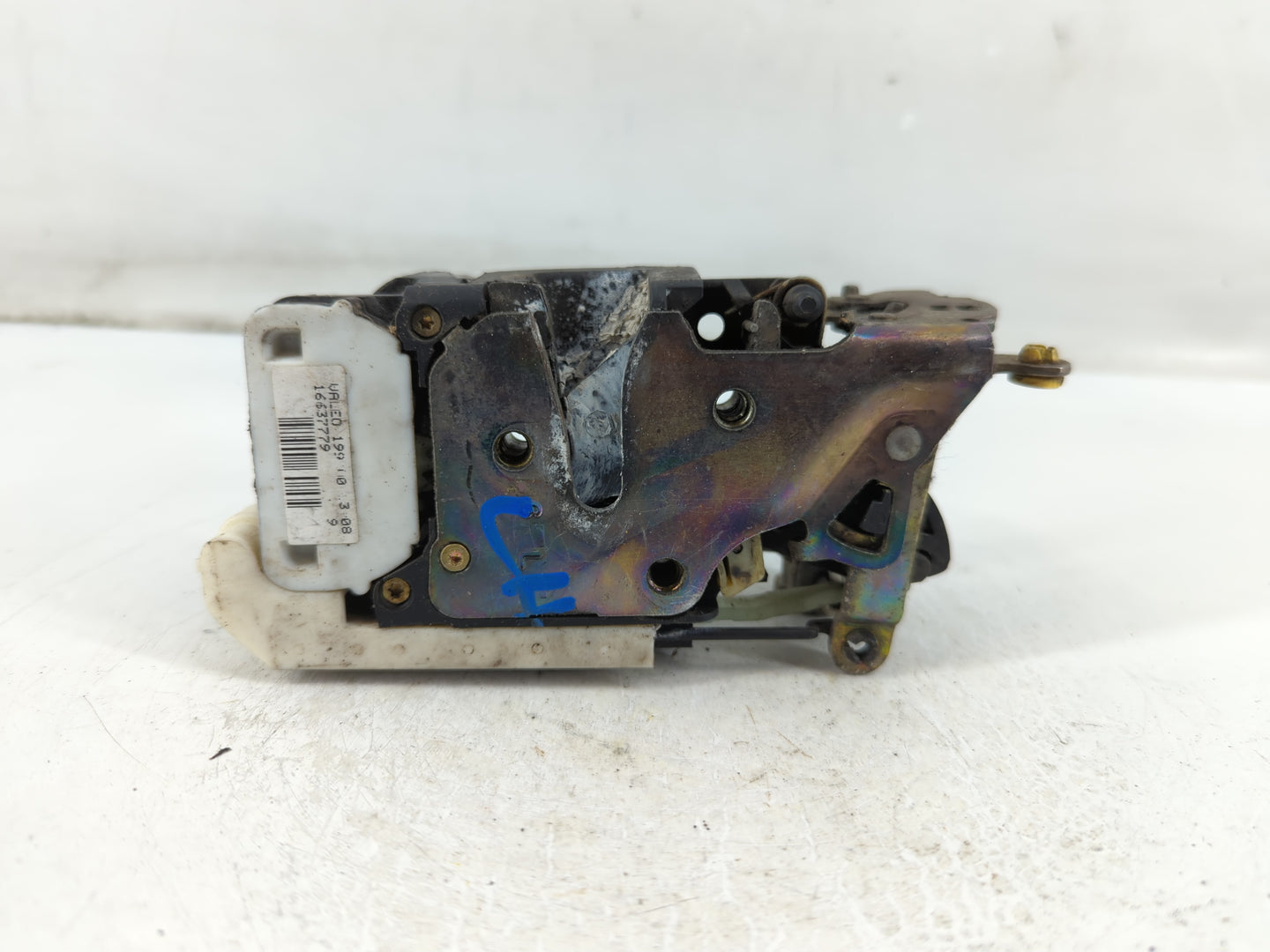 2001 Chevrolet Silverado 1500 Front Driver Left Lock Actuator - Oemusedautoparts1.com