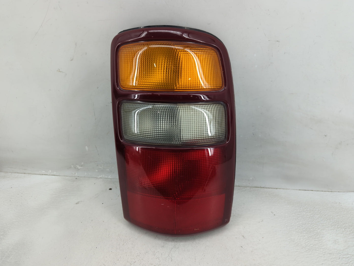 2000-2003 Chevrolet Suburban 1500 Tail Light Assembly Passenger Right OEM P/N:16525376 Fits Fits 2000 2001 2002 2003 OEM Use