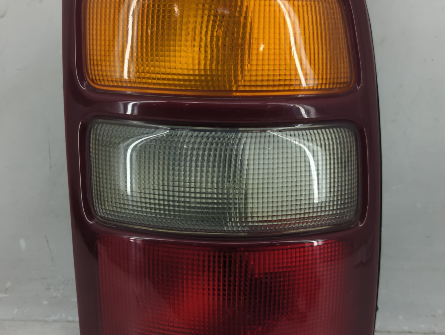 2000-2003 Chevrolet Suburban 1500 Tail Light Assembly Passenger Right OEM P/N:16525376 Fits Fits 2000 2001 2002 2003 OEM Use