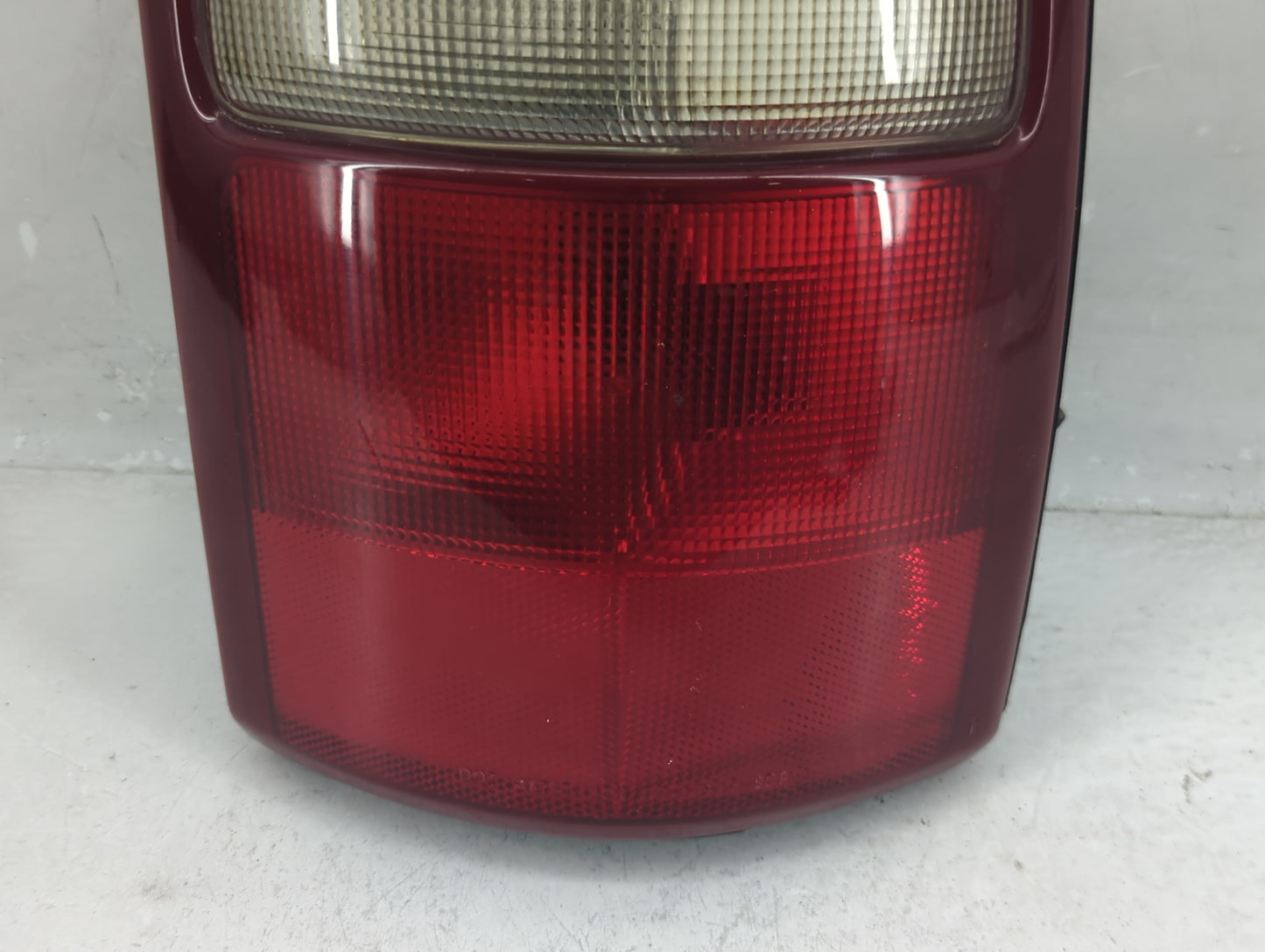 2000-2003 Chevrolet Suburban 1500 Tail Light Assembly Passenger Right OEM P/N:16525376 Fits Fits 2000 2001 2002 2003 OEM Use