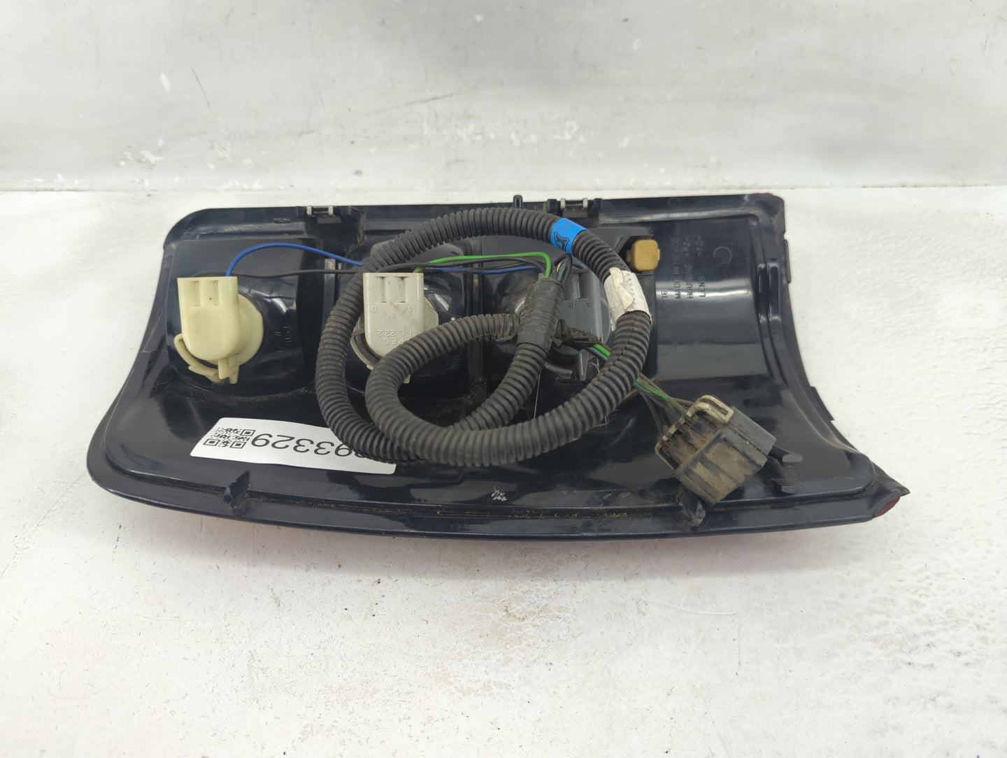 2000-2003 Chevrolet Suburban 1500 Tail Light Assembly Passenger Right OEM P/N:16525376 Fits Fits 2000 2001 2002 2003 OEM Use