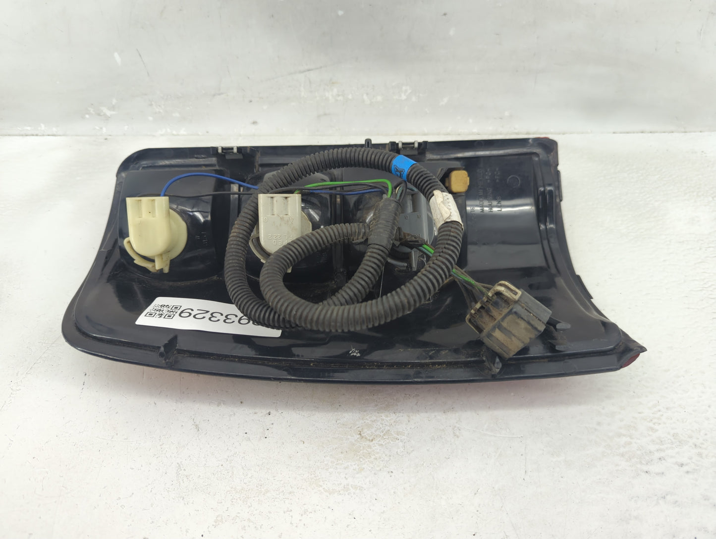 2000-2003 Chevrolet Suburban 1500 Tail Light Assembly Passenger Right OEM P/N:16525376 Fits Fits 2000 2001 2002 2003 OEM Use