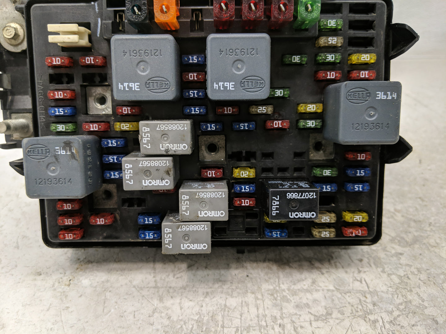 2000-2002 Chevrolet Suburban 1500 Fusebox Fuse Box Panel Relay Module P/N:12193645-09 Fits Fits 2000 2001 2002 OEM Used Auto