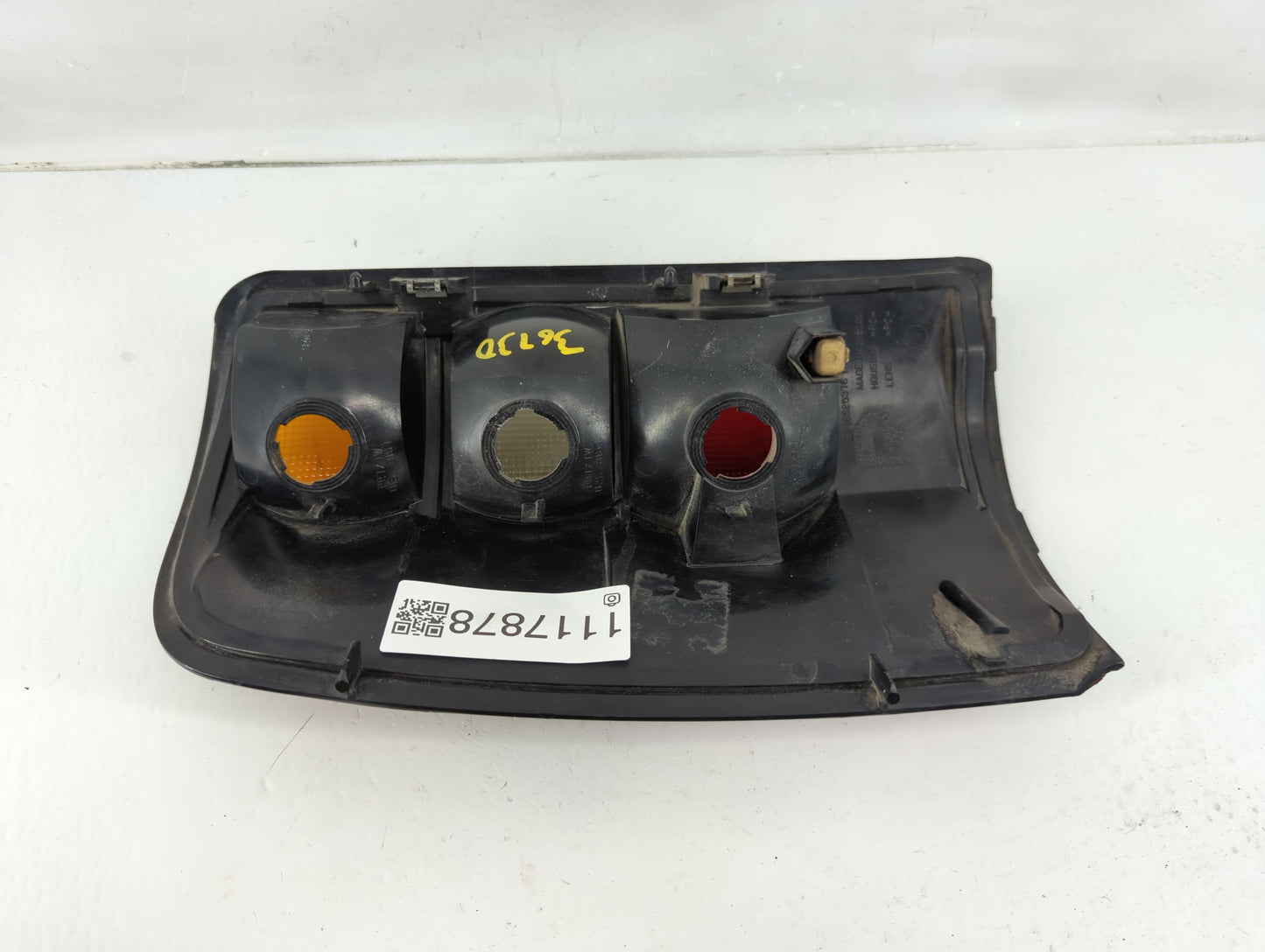 2001 Chevrolet Tahoe Tail Light Assembly Passenger Right OEM P/N:16525376 B 39 Fits OEM Used Auto Parts - Oemusedautoparts1.
