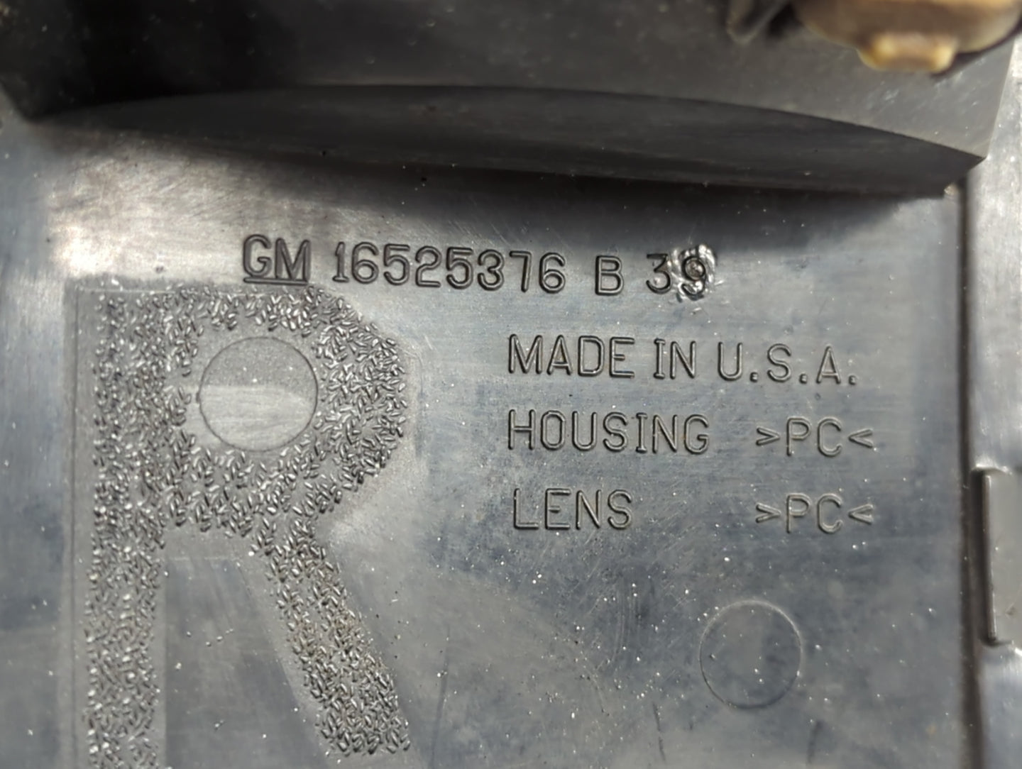 2001 Chevrolet Tahoe Tail Light Assembly Passenger Right OEM P/N:16525376 B 39 Fits OEM Used Auto Parts - Oemusedautoparts1.