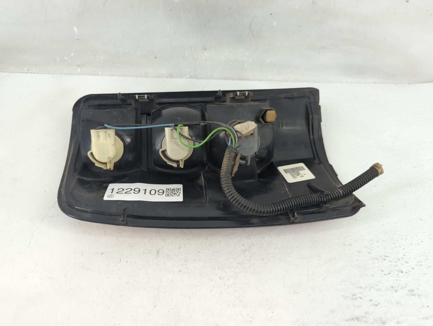 2000-2003 Chevrolet Tahoe Tail Light Assembly Passenger Right OEM P/N:5978266 Fits Fits 2000 2001 2002 2003 OEM Used Auto Pa