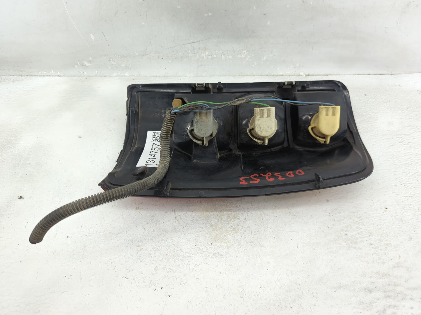 2000-2003 Chevrolet Tahoe Tail Light Assembly Passenger Right OEM P/N:16525375 Fits Fits 2000 2001 2002 2003 OEM Used Auto P