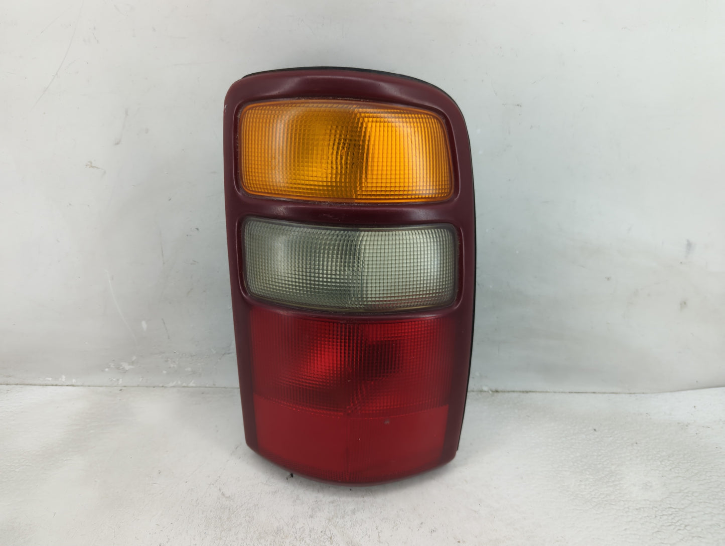 2000-2003 Chevrolet Tahoe Tail Light Assembly Passenger Right OEM P/N:16525376 Fits Fits 2000 2001 2002 2003 OEM Used Auto P