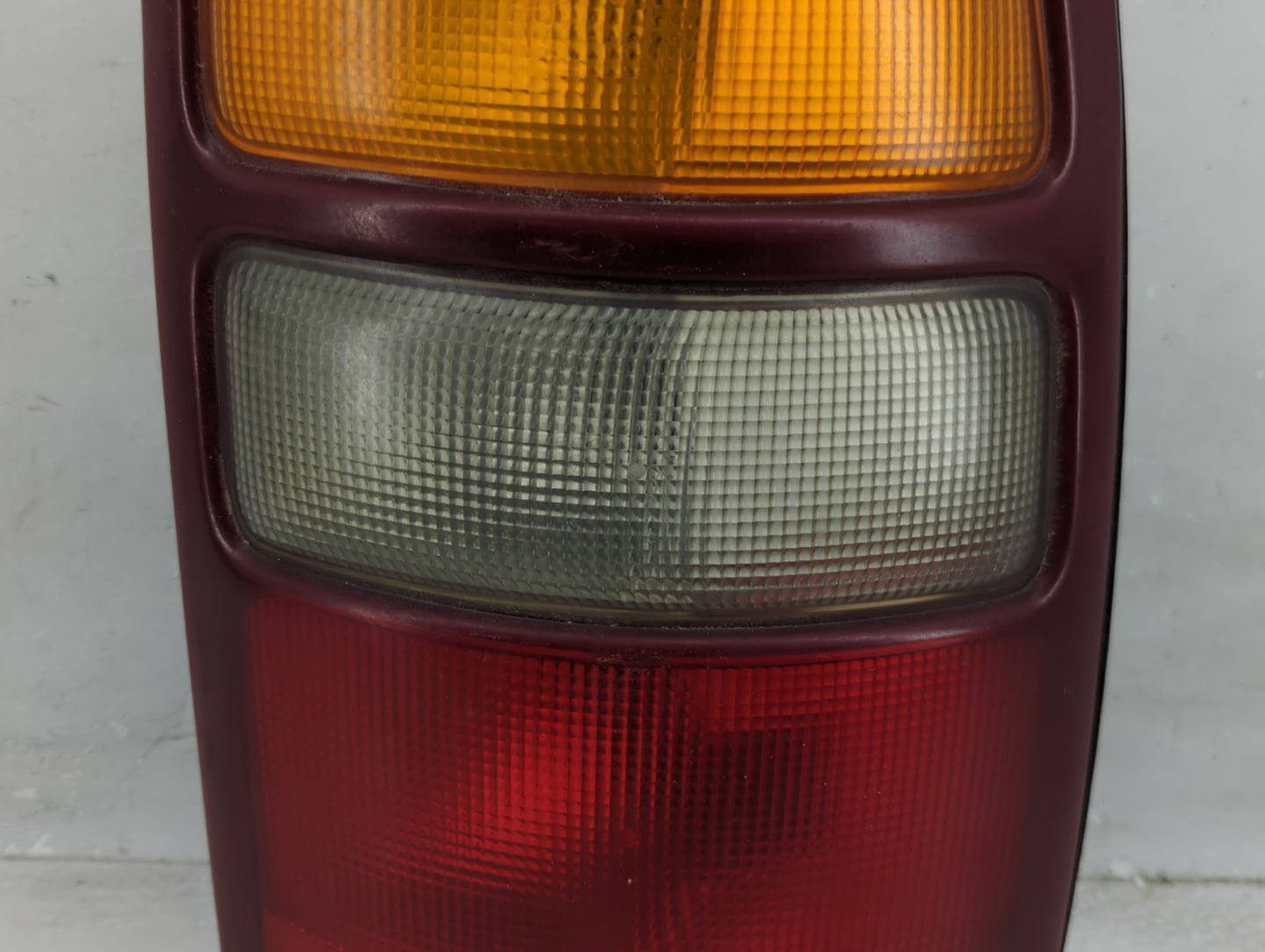 2000-2003 Chevrolet Tahoe Tail Light Assembly Passenger Right OEM P/N:16525376 Fits Fits 2000 2001 2002 2003 OEM Used Auto P