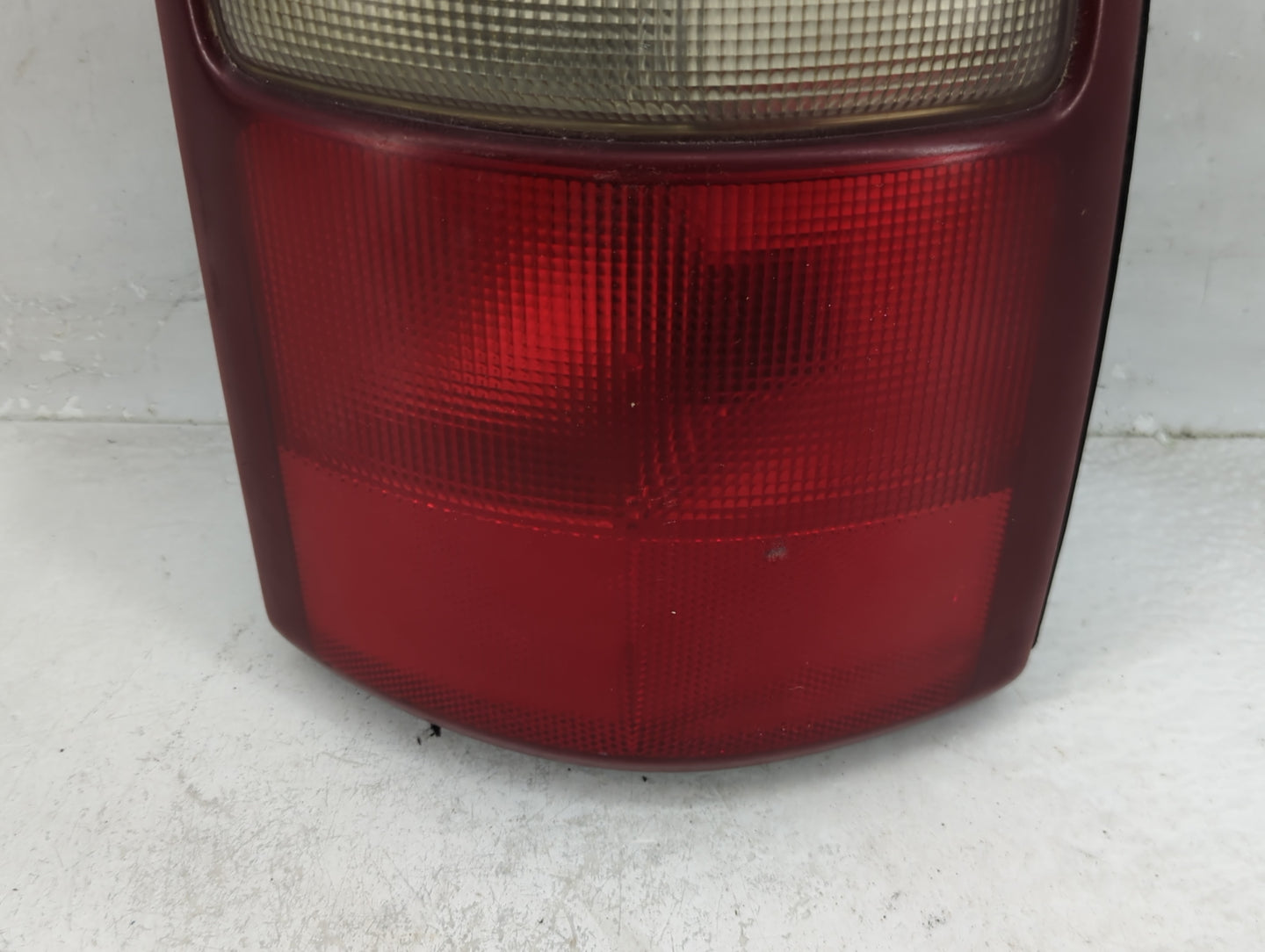 2000-2003 Chevrolet Tahoe Tail Light Assembly Passenger Right OEM P/N:16525376 Fits Fits 2000 2001 2002 2003 OEM Used Auto P