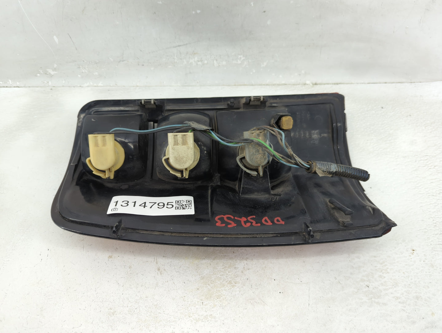 2000-2003 Chevrolet Tahoe Tail Light Assembly Passenger Right OEM P/N:16525376 Fits Fits 2000 2001 2002 2003 OEM Used Auto P