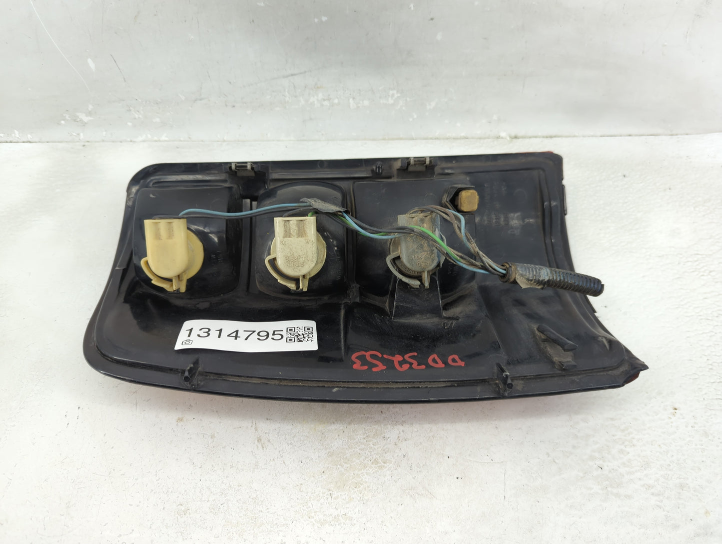 2000-2003 Chevrolet Tahoe Tail Light Assembly Passenger Right OEM P/N:16525376 Fits Fits 2000 2001 2002 2003 OEM Used Auto P