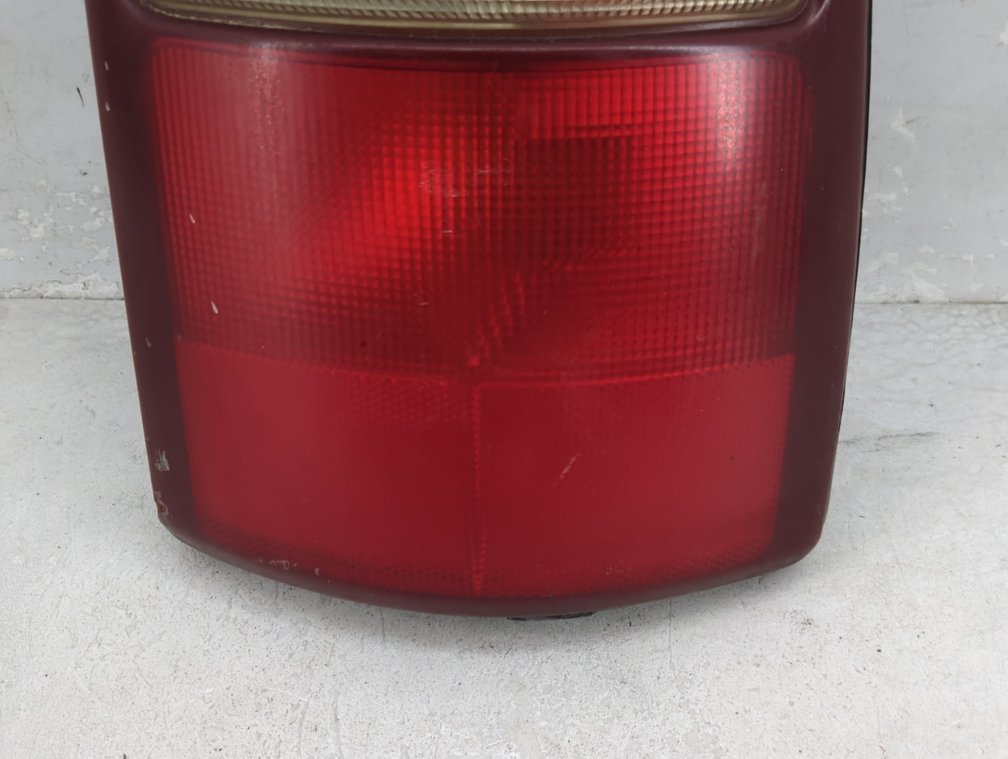 2000-2003 Chevrolet Tahoe Tail Light Assembly Driver Left OEM P/N:16525376 Fits Fits 2000 2001 2002 2003 OEM Used Auto Parts