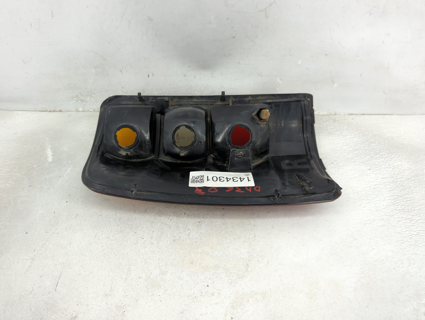 2000-2003 Chevrolet Tahoe Tail Light Assembly Driver Left OEM P/N:16525376 Fits Fits 2000 2001 2002 2003 OEM Used Auto Parts