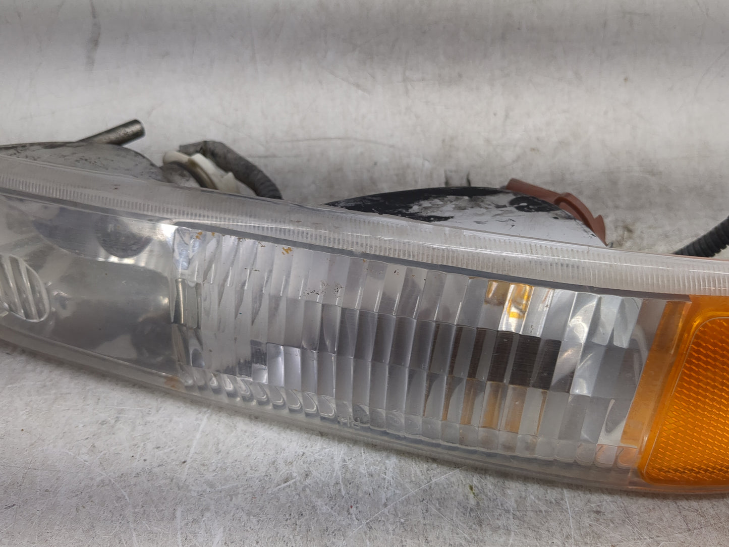 2000-2006 Chevrolet Tahoe Passenger Right Oem Front Light Lamp 1459116 - Oemusedautoparts1.com
