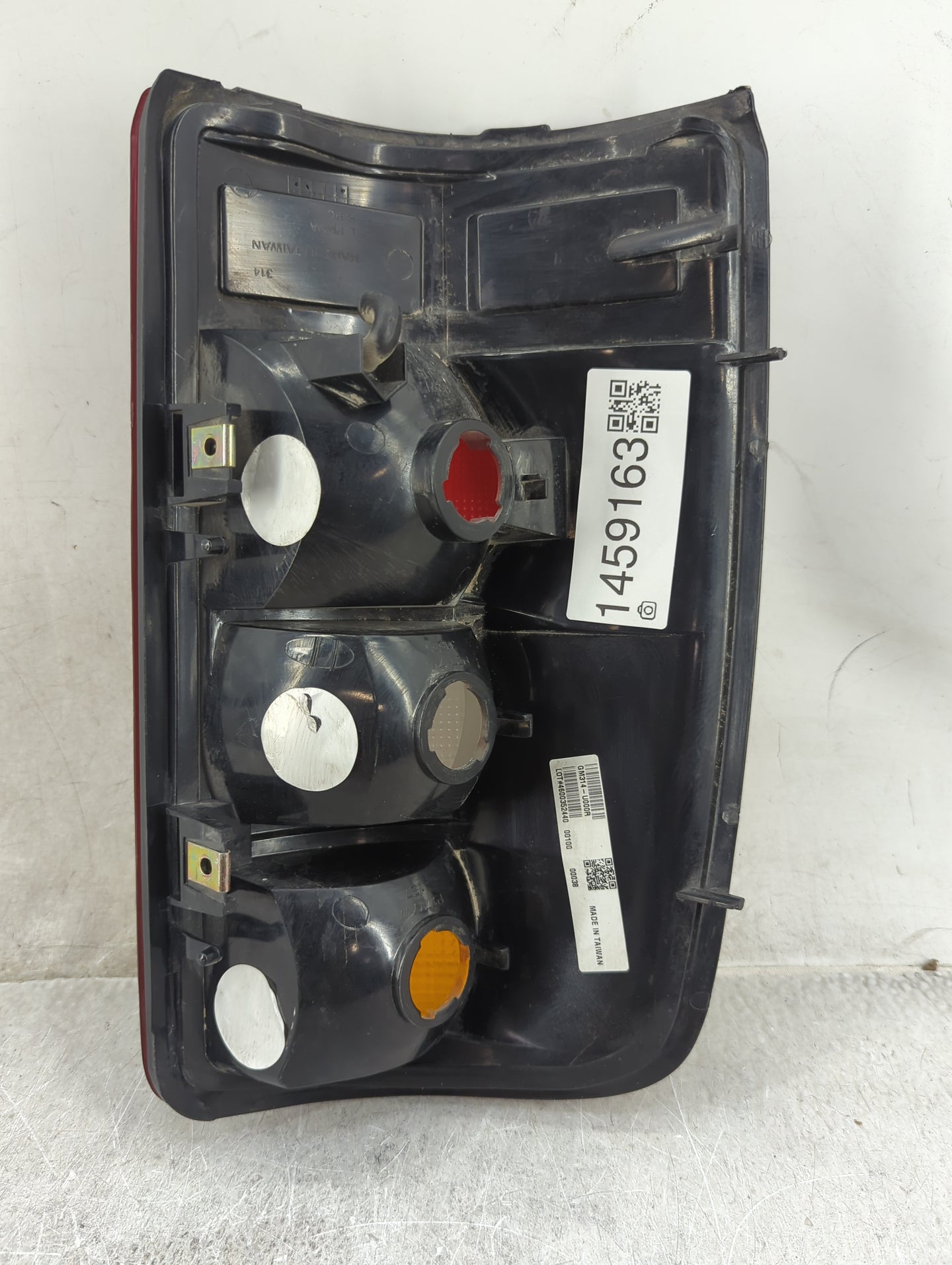 2000-2003 Chevrolet Tahoe Tail Light Assembly Passenger Right OEM P/N:GM314-U000R Fits Fits 2000 2001 2002 2003 OEM Used Aut