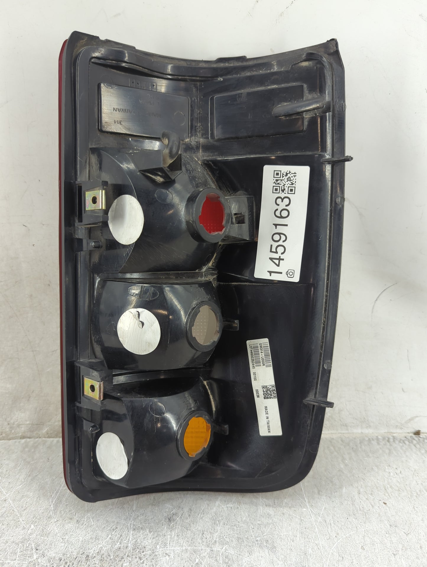 2000-2003 Chevrolet Tahoe Tail Light Assembly Passenger Right OEM P/N:GM314-U000R Fits Fits 2000 2001 2002 2003 OEM Used Aut
