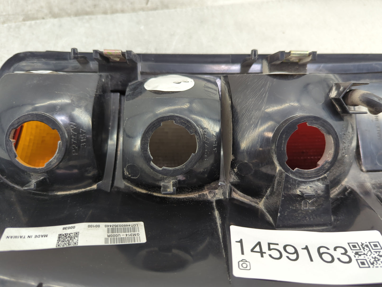 2000-2003 Chevrolet Tahoe Tail Light Assembly Passenger Right OEM P/N:GM314-U000R Fits Fits 2000 2001 2002 2003 OEM Used Aut