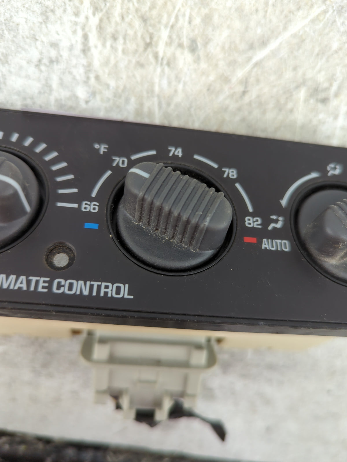 2001 Chevrolet Tahoe Climate Control Module Temperature AC/Heater Replacement P/N:15765095 Fits OEM Used Auto Parts - Oemuse