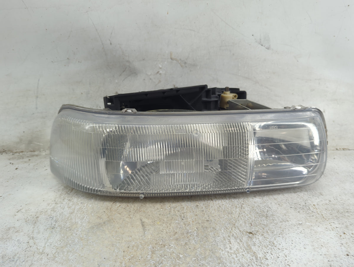 2000-2006 Chevrolet Tahoe Passenger Right Oem Head Light Headlight Lamp 1517760 - Oemusedautoparts1.com