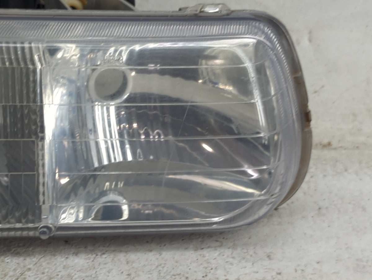 2000-2006 Chevrolet Tahoe Passenger Right Oem Head Light Headlight Lamp 1517760 - Oemusedautoparts1.com